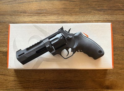 Taurus Raging Hunter 357 Magnum and Taurus Deluxe Revolver Carry Case - Image 6 of 11