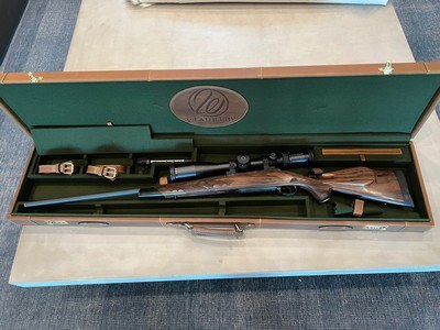 Weatherby .300 Magnum Mark V
Gold Commemorative