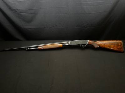 1959 WINCHESTER MODEL 42 DELUXE SKEET – 28" SOLID RIB BARREL – FACTORY FANCY FEATHER CROTCH WALNUT – MATCHING NUMBERS – EXCELLENT ORIGINAL CONDIT - Image 3 of 15