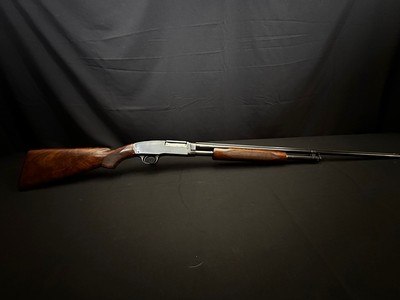 1959 WINCHESTER MODEL 42 DELUXE SKEET – 28" SOLID RIB BARREL – FACTORY FANCY FEATHER CROTCH WALNUT – MATCHING NUMBERS – EXCELLENT ORIGINAL CONDIT - Image 2 of 15