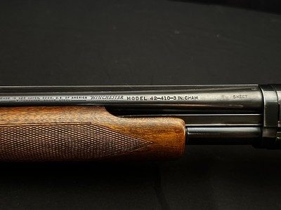 1959 WINCHESTER MODEL 42 DELUXE SKEET – 28" SOLID RIB BARREL – FACTORY FANCY FEATHER CROTCH WALNUT – MATCHING NUMBERS – EXCELLENT ORIGINAL CONDIT - Image 10 of 15