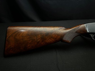 1959 WINCHESTER MODEL 42 DELUXE SKEET – 28" SOLID RIB BARREL – FACTORY FANCY FEATHER CROTCH WALNUT – MATCHING NUMBERS – EXCELLENT ORIGINAL CONDIT - Image 4 of 15