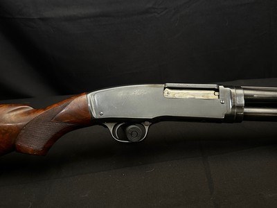 1959 WINCHESTER MODEL 42 DELUXE SKEET – 28" SOLID RIB BARREL – FACTORY FANCY FEATHER CROTCH WALNUT – MATCHING NUMBERS – EXCELLENT ORIGINAL CONDIT - Image 1 of 15