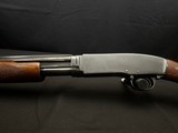 1959 WINCHESTER MODEL 42 DELUXE SKEET – 28" SOLID RIB BARREL – FACTORY FANCY FEATHER CROTCH WALNUT – MATCHING NUMBERS – EXCELLENT ORIGINAL CONDIT - Image 8 of 15