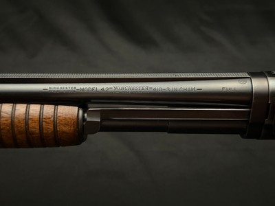 WINCHESTER MODEL 42 – 1940 MANUFACTURE – RARE 28-INCH SOLID RIB – FULL CHOKE – EXCELLENT ORIGINAL CONDITION - Image 13 of 19