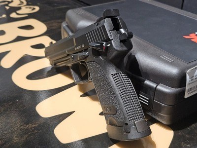 Heckler & Koch USP Expert Chambered in 9x19mm - Image 4 of 7
