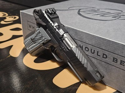 Kimber KDS9C Chambered in 9x19 - Image 6 of 7