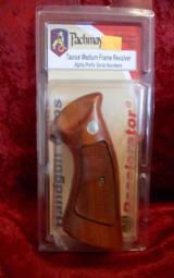 PACHMAYR DECELERATOR TAURUS MEDIUM FRAME REVOLVER GRIP - 1 of 1