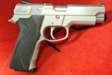 Smith & Wesson 4043 - 2 of 8