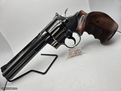 1969 made COLT Python, 6
Brl, 357Mag, NILL Ortho Grips, Deep Blue, 99%, C&R
TOP!