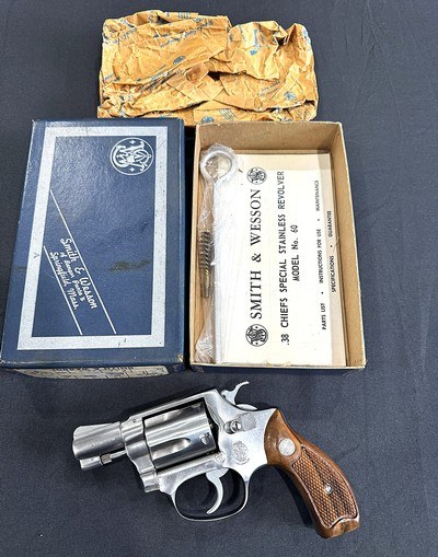 SMITH & WESSON MODEL 60 