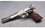 Smith & Wesson Model 41
New Model
.22 Long Rifle