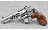 Smith & Wesson 617-6~ .22lr