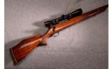 Weatherby, Model MK V Deluxe, .300 WBY Magnum - 1 of 9
