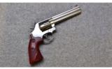 Smith and Wesson, Model 686-6 Distinguished Combat Magnum, .357 Smith and Wesson Magnum - 1 of 2
