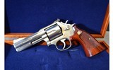 Smith & Wesson ~ 686 Distinguished Combat Magnum ~ .357 Magnum