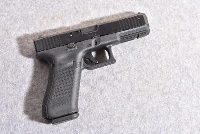 Glock 17 GEN 5 9MM Luger Pistol - Image 1 of 2