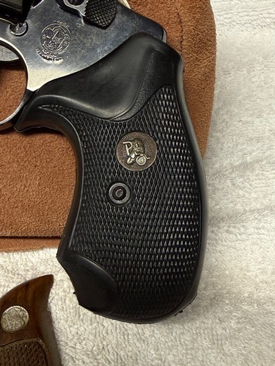 Smith & Wesson Model 36 Blue 2 sets of grips Excellent Condition - Image 4 of 13