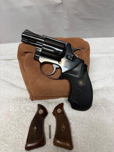 Smith & Wesson Model 36 Blue 2 sets of grips Excellent Condition - Image 1 of 13