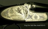 F.LLI RIZZINI 20 BORE MODEL R2-E - SUPERB WOOD & ENGRAVING - UNUSUAL SIDE PLATES - BRILEY CHOKES - SINGLE TRIGGER - OVERALL a 95% PIECE - CASED - Image 4 of 9