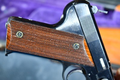 INCREDIBLE FIALA GUN AND EQUIPMENT COMPANYMODEL 1920 .22 SINGLE SHOT PISTOL / RIFLE 3 BARREL SET WITH FACTORY SUPPLIED CASE AND ACCESSORIES - Image 10 of 18