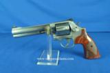 Smith & Wesson Model 686 357 7-shot in case #10246 - 5 of 13