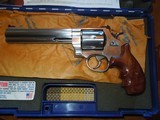 Smith and Wesson model 629-5 dx classic 44 magnum - 2 of 8
