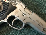Smith & Wesson Mdl 4046 .40 S&W - 10 of 21