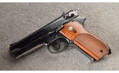 Smith & Wesson ~ Model 39 ~ 9 MM
