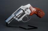 Smith & Wesson 640 Engraved Revolver 357MAG Mahogany Presentation Case Included
- 1 of 7