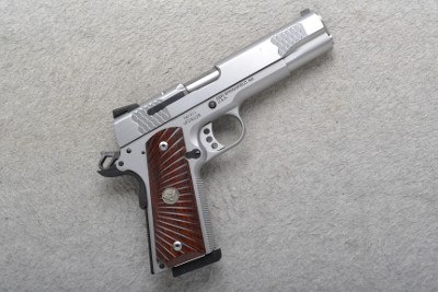 Smith & Wesson ~ SW1911 ~ .45 Auto
