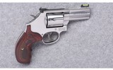 Smith & Wesson ~ Model 686-6 Plus Deluxe ~ 357 Magnum - 1 of 4