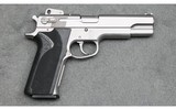 Smith and Wesson ~ 1006 ~ 10mm Auto - 1 of 2