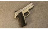 Smith & Wesson 4013 Compact
.40 S&W - 1 of 2