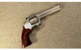 Smith & Wesson Model 686-6 Plus Deluxe
.357 Mag. - 1 of 3