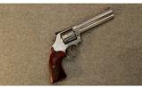 Smith & Wesson Model 686-6 Plus Deluxe
.357 Mag. - 1 of 2