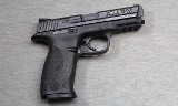 Smith & Wesson ~ Model M&P40 ~ .40 S&W