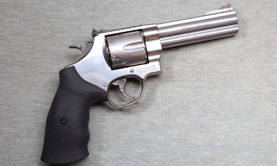 Smith & Wesson ~ Model 629 Classic ~ .44 Mag