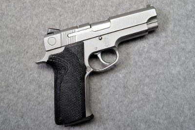 Smith & Wesson ~ Model 1076 ~ 10mm Auto
