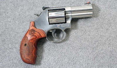 Smith & Wesson ~ 686-6 Plus Deluxe ~ .357 Magnum