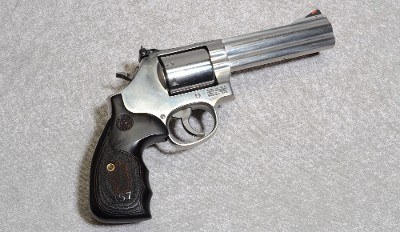 Smith & Wesson 686-6 Pistol, 357 Magnum, 5 Inch Barrel, 2 3/4 lbs.