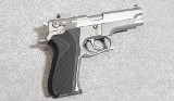 Smith & Wesson 5906 Pistol, 9mm Luger, 4" Barrel, 2.5 lbs. - 1 of 5