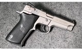 Smith & Wesson ~ Model 5906 ~ 9 mm Luger - 1 of 7