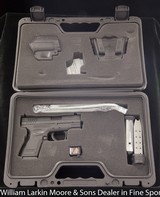 SPRINGFIELD ARMORY XD 40 Sub Compact Kit, Laser sight ,holster ,mag keeper, 2 magazines, ABS case - 1 of 7