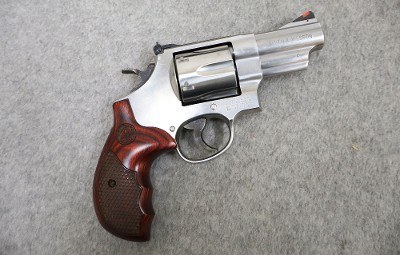 Smith and Wesson ~ Model 629-6 ~ 44 Magnum