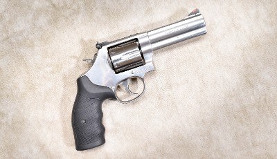 Smith & Wesson ~ Model 686-6 ~ .357 Magnum