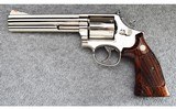 Smith & Wesson ~ Model 586 Distinguished Combat Magnum ~ .357 Magnum - 2 of 3