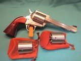 Freedom Arms Model 83 Premier Triple cylinder .454Casull/.45LC/.45acp
6"
new in box - 2 of 5