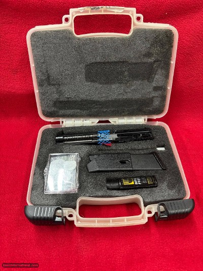 Advantage Arms .22 LR
Conversion Kit for Glock 20/21 with Cleaning Kit