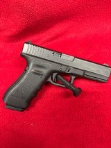 Glock 22 Gen 4 .40 SW ....NITE SIGHTS....2 MAGS - 2 of 8